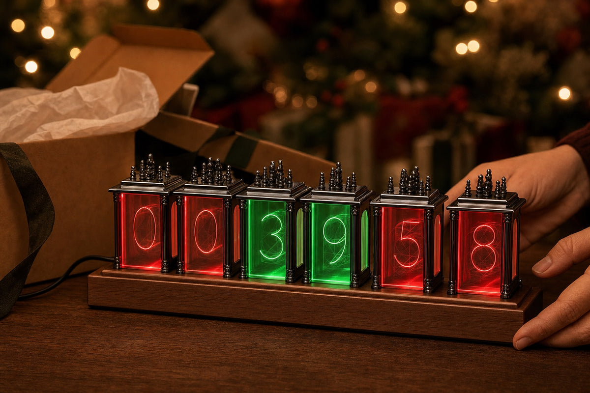 Reloj NIXEL en rojo y verde junto a una caja de regalo navideña